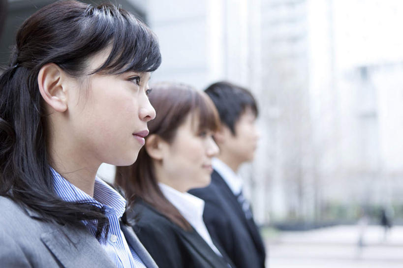 东方人,头发,三个人,同事,商务人士,商务男性,商务女性,高楼大厦,站,笑,微笑,露齿笑,横图,室外,白天,侧面,衬衫,旅游,度假,成功,合作,团队,集体,信心,植物,大厦,道路,建筑,路,摩天大楼,公路,亚洲,一排,套装,整齐,领带,交通,注视,黄种人,娱乐,队伍,树,树木,排列,绿色,黑色,自然,观察,看,站着,享受,休闲,放松,生长,成长,观看,察看,领导,成就,队列,关注,商务装,合伙,领袖,工薪阶层,男人,男性,年轻男性,年轻女性,女人,女性,亚洲人,长发,白领,上班族,马路,站立,半身,彩图,衬衣,大楼,高层建筑,高楼,摩天楼