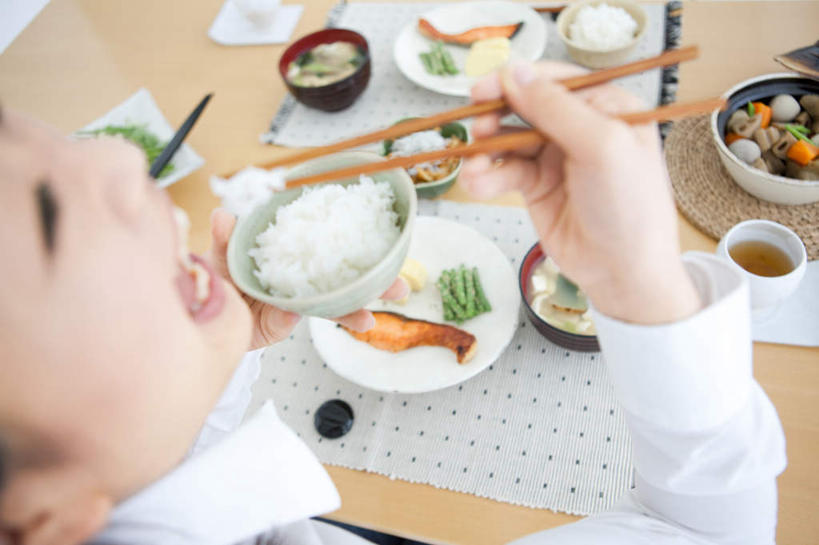 米饭,东方人,一个人,坐,举,笑,吃,微笑,露齿笑,横图,俯视,室内,白天,衬衫,烹饪,餐桌,筷子,桌子,蔬菜,餐具,亚洲,仅一个年轻女性,仅一个女性,仅一个人,许多,握,朦胧,模糊,新鲜,碟子,盘,肉,日本料理,料理,食品,领带,饭,拿,拿着,注视,黄种人,文化,传统,菜肴,美食,肉类,食物,白色,盘子,碟,碗,日式料理,观察,看,托,张嘴,日式,握着,佳肴,有机食品,绿色食品,餐台,观看,礼节,五谷,察看,关注,礼仪,张大嘴巴,肉食,年轻女性,女人,女性,亚洲人,进餐用具,烹调用具,张开嘴,举起,举手,举着,嚼,食,向上举,向上伸,向上托,坐着,半身,彩图,高角度拍摄,衬衣