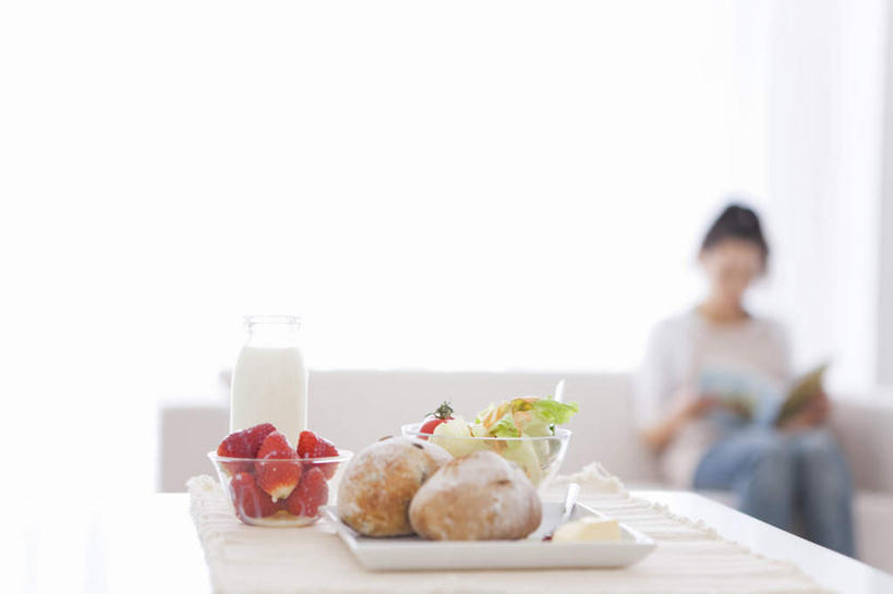 点心,面包,东方人,头发,一个人,客厅,坐,横图,室内,白天,正面,窗户,靠垫,落地窗,沙发,草莓,浆果,蔬菜,书籍,水果,亚洲,仅一个年轻女性,仅一个女性,仅一个人,一本,一堆,阴影,堆叠,堆积,朦胧,模糊,新鲜,光线,影子,墙,生食,蔬菜沙拉,沙拉,食品,面点,果实,靠枕,注视,黄种人,色拉,沙律,玻璃窗,墙壁,墙面,食物,糕点,两个,红色,黑色,阳光,垫子,枕头,低头,观察,看,靠,靠着,倚靠,有机食品,绿色食品,观看,色拉酱,堆,察看,起居室,倚着,关注,千岛酱,布艺沙发,年轻女性,女人,女性,亚洲人,书,图书,洋莓,水果皇后,红莓,地莓,坐着,半身,彩图