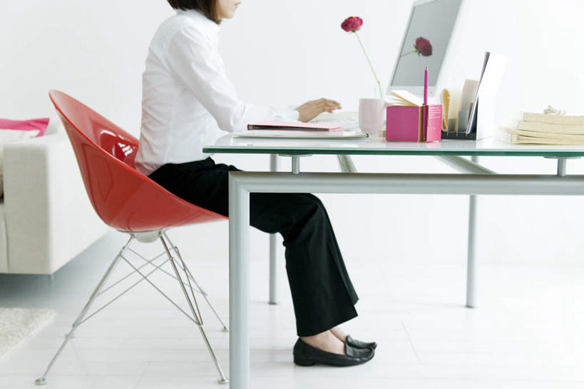 东方人,头发,一个人,客厅,坐,摸,横图,室内,白天,侧面,衬衫,电脑,笔记本电脑,靠垫,沙发,椅子,亚洲,仅一个女性,仅一个人,抚摸,敲打,网络,笔,材料,档案,文件,塑料,墙,办公用品,靠枕,注视,黄种人,输入,通讯设备,墙壁,墙面,文具,红色,白色,黑色,塑料制品,学习用品,资料,垫子,枕头,打字,观察,看,靠,靠着,倚靠,仅一个老年女性,观看,点击,敲击,文具用品,察看,无线,起居室,倚着,关注,文档,通信设备,无线网络,布艺沙发,无线上网,便携式电脑,按键,手提电脑,老年女性,女人,女性,亚洲人,触摸,接触,坐着,半身,彩图,衬衣