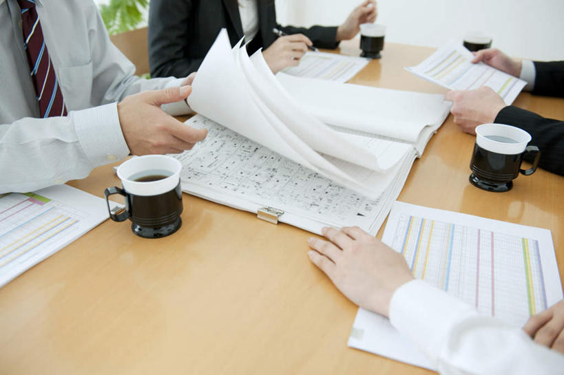 东方人,四个人,同事,商务人士,商务男性,商务女性,办公室,坐,摸,说,横图,俯视,室内,白天,衬衫,讨论,成功,合作,团队,集体,信心,植物,桌子,杯子,亚洲,抚摸,握,套装,开会,会议,笔,材料,档案,盆栽,文件,办公桌,办公用品,领带,盆景,拿,拿着,黄种人,队伍,文具,绿色,自然,水杯,学习用品,资料,握着,生长,成长,文具用品,领导,成就,文档,商务装,合伙,领袖,工薪阶层,交流,男人,男性,年轻男性,年轻女性,女人,女性,亚洲人,白领,上班族,茶杯,触摸,沟通,讲话,交谈,接触,商讨,说话,谈话,坐着,半身,彩图,高角度拍摄,衬衣