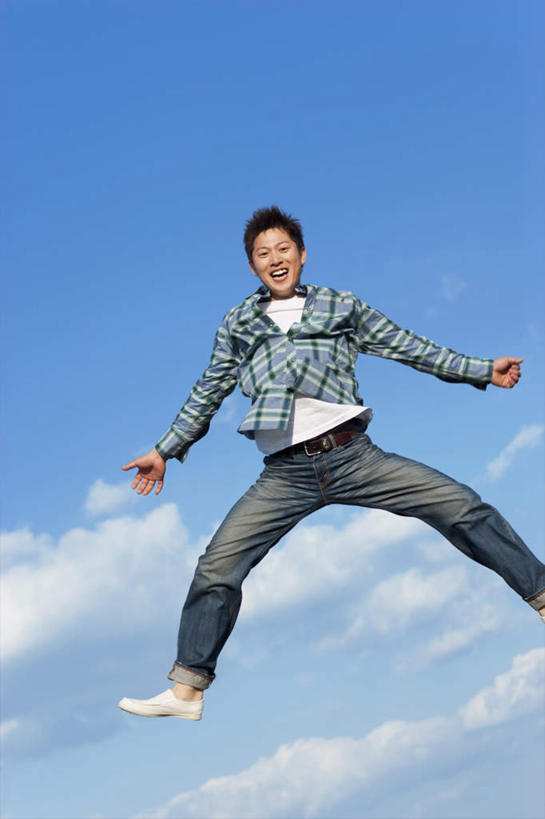 东方人,头发,一个人,站,跳,伸展双臂,笑,微笑,露齿笑,竖图,室外,白天,仰视,旅游,度假,亚洲,仅一个男性,仅一个人,阴影,服装,光线,影子,云,云朵,半空,云彩,注视,休闲装,黄种人,娱乐,仅一个年轻男性,衣服,蓝色,黑色,白云,蓝天,天空,阳光,天,观察,看,站着,享受,休闲,休闲服,放松,服饰,观看,察看,关注,男人,男性,年轻男性,亚洲人,长发,敞开双臂,伸开双臂,跳跃,展开双肩,站立,张开手臂,张开双臂,半身,彩图,低角度拍摄