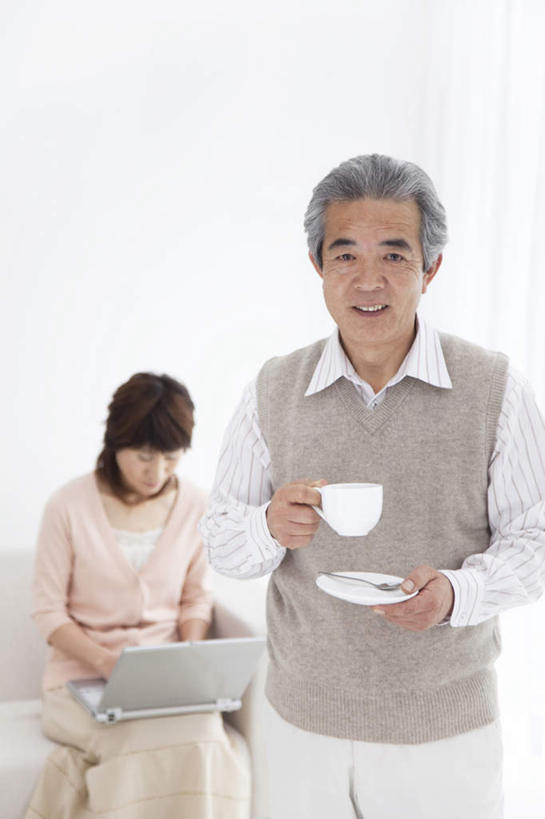 东方人,头发,两个人,家庭,夫妻,客厅,站,坐,捧,笑,摸,微笑,露齿笑,竖图,俯视,室内,白天,爱情,电脑,笔记本电脑,窗户,落地窗,杯子,餐具,亚洲,抚摸,敲打,阴影,服装,光线,网络,瓷器,碟子,盘,影子,墙,咖啡杯,陶瓷制品,浪漫,注视,休闲装,黄种人,输入,通讯设备,玻璃窗,墙壁,墙面,衣服,白色,阳光,盘子,碟,打字,观察,看,站着,休闲,温暖,温馨,一家人,休闲服,恩爱,恋人,服饰,观看,点击,敲击,和睦,察看,无线,起居室,关注,瓷杯,通信设备,无线网络,无线上网,便携式电脑,按键,手提电脑,老年男性,老年女性,男人,男性,女人,女性,亚洲人,夫妇,情侣,触摸,端,端着,接触,捧着,手捧,站立,坐着,半身,彩图,高角度拍摄,伴侣,融洽