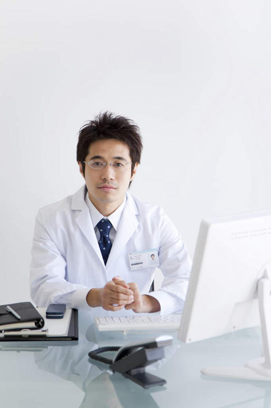 东方人,头发,一个人,医生,办公室,坐,笑,摸,打电话,微笑,露齿笑,竖图,室内,白天,正面,电脑,笔记本电脑,电话,手机,亚洲,仅一个男性,仅一个人,抚摸,敲打,阴影,光线,网络,材料,档案,文件,影子,墙,注视,黄种人,输入,通讯设备,墙壁,墙面,仅一个年轻男性,黑色,阳光,资料,打字,观察,看,靠,靠着,倚靠,医护人员,医疗人员,观看,点击,敲击,察看,无线,倚着,白大褂,关注,文档,通信设备,无线网络,无线上网,便携式电脑,交流,按键,手提电脑,男人,男性,年轻男性,亚洲人,大夫,触摸,沟通,接触,通话,坐着,半身,彩图