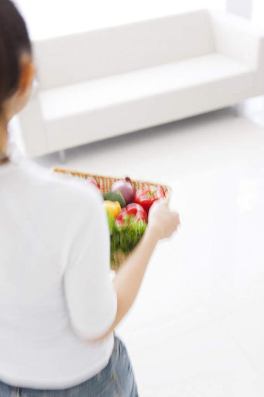 东方人,头发,一个人,站,捧,摸,竖图,俯视,室内,白天,靠垫,沙发,辣椒,蔬菜,西红柿,洋葱,水果,亚洲,仅一个年轻女性,仅一个女性,仅一个人,抚摸,握,阴影,服装,光线,瓷砖,地砖,篮子,影子,墙,生菜,莴苣,蔬菜沙拉,沙拉,靠枕,地面,拿,拿着,休闲装,黄种人,色拉,沙律,墙壁,墙面,一个,衣服,阳光,垫子,枕头,站着,休闲,休闲服,握着,服饰,有机食品,绿色食品,单个,色拉酱,千岛酱,布艺沙发,彩椒,辣角,红海椒,大椒,辣虎,广椒,春菜,鹅仔菜,莴仔菜,千金菜,叶用莴苣,年轻女性,女人,女性,亚洲人,圆葱,洋葱头,甜椒,柿子椒,球葱,辣子,海椒,番茄,番椒,灯笼椒,触摸,端,端着,接触,捧着,手捧,站立,半身,彩图,高角度拍摄