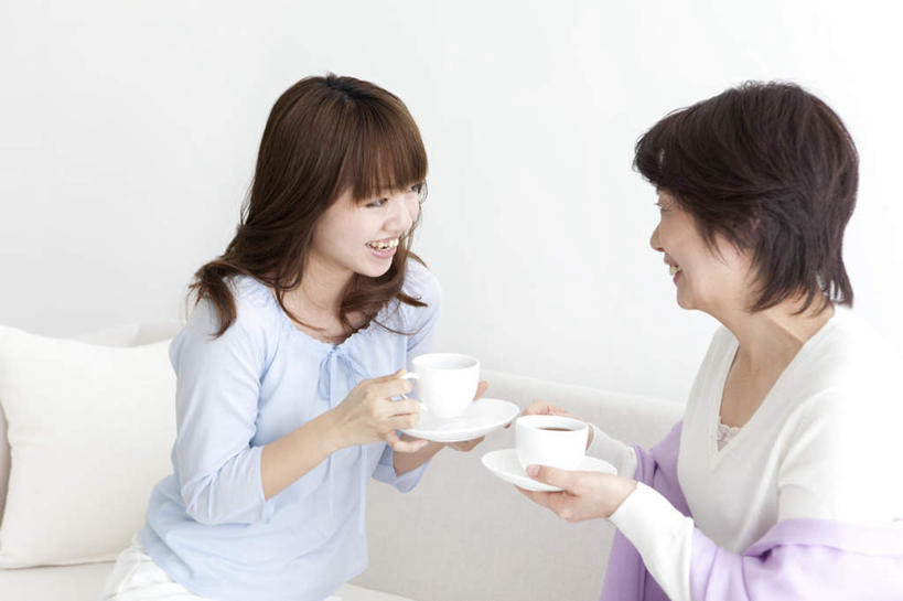 东方人,两个人,家庭,母亲,女儿,客厅,坐,捧,笑,摸,微笑,露齿笑,横图,俯视,室内,白天,沙发,杯子,餐具,亚洲,抚摸,握,服装,瓷器,碟子,盘,墙,咖啡杯,陶瓷制品,拿,拿着,注视,休闲装,黄种人,相视,墙壁,墙面,衣服,蓝色,盘子,碟,观察,看,休闲,温暖,温馨,母女,一家人,面对面,休闲服,母爱,握着,服饰,观看,对视,和睦,察看,起居室,关注,瓷杯,相对,布艺沙发,相看,老年女性,年轻女性,女人,女性,亚洲人,触摸,端,端着,接触,捧着,手捧,坐着,半身,彩图,高角度拍摄,融洽