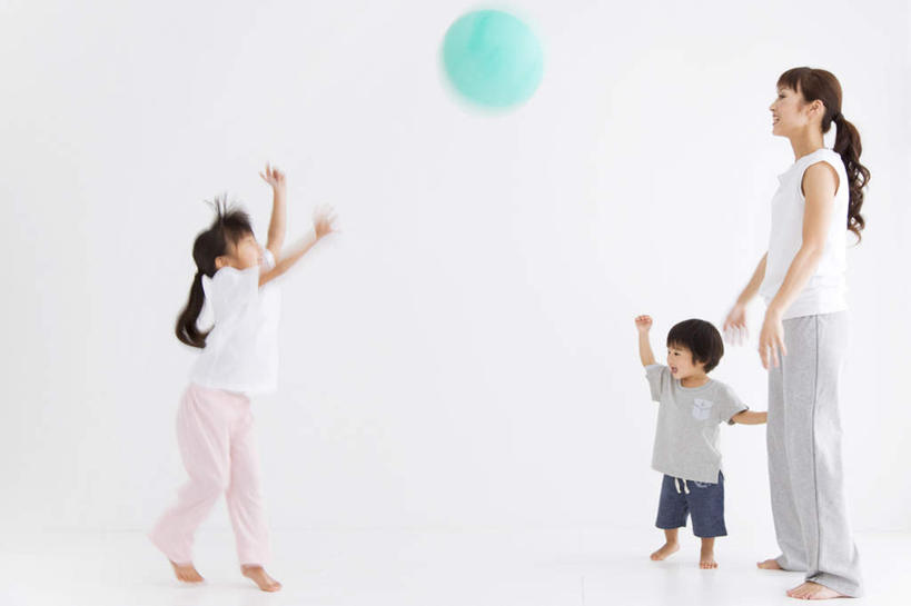 东方人,儿童,三个人,家庭,母亲,女儿,儿子,站,举,笑,微笑,露齿笑,横图,室内,白天,侧面,游戏,纯洁,玩具,亚洲,服装,塑料,墙,玩,注视,休闲装,黄种人,娱乐,墙壁,墙面,一个,小孩,衣服,白色,气球,塑料制品,观察,看,托,站着,休闲,温暖,温馨,母女,母子,一家人,赤脚,休闲服,充气玩具,橡胶,可爱,母爱,童年,童趣,益智,服饰,单个,观看,活动,和睦,察看,发泄,关注,消遣,智力,童真,橡胶制品,烂漫,无邪,宣泄,天真,男孩,男人,男性,年轻女性,女孩,女人,女性,亚洲人,孩子,年轻人,举起,举手,举着,抬头,玩耍,嬉戏,向上举,向上伸,向上托,仰头,站立,彩图,全身,融洽,男生,女生