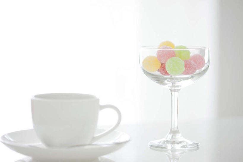 无人,横图,室内,特写,白天,白色背景,正面,桌面,杯子,餐具,一堆,许多,堆叠,堆积,朦胧,模糊,瓷器,碟子,盘,勺子,食品,糖,糖果,甜点,甜品,咖啡杯,陶瓷制品,食物,红色,蓝色,盘子,调羹,碟,汤匙,甜食,球体,摄影,影棚,堆,瓷杯,硬糖,彩图,影棚拍摄,拍摄