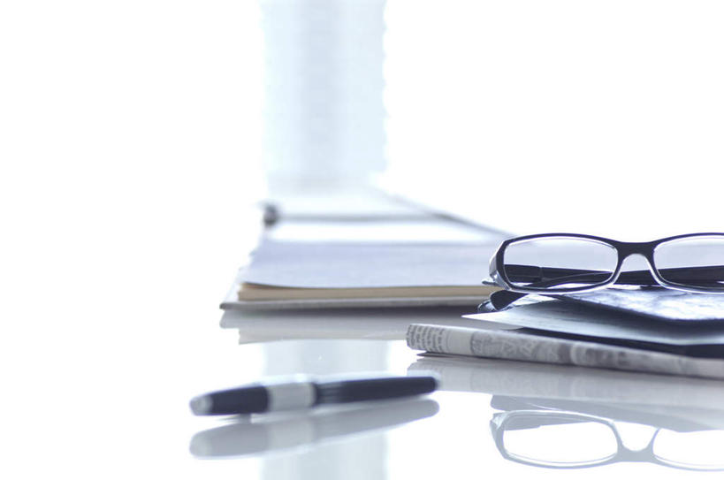 无人,横图,俯视,室内,特写,白天,窗户,桌面,报纸,书籍,一堆,一副,许多,阴影,堆叠,堆积,朦胧,模糊,光线,信息,笔,眼镜,影子,办公用品,玻璃窗,文具,阳光,学习用品,堆,新闻,文具用品,一支,近视眼镜,书,图书,彩图,高角度拍摄,报刊