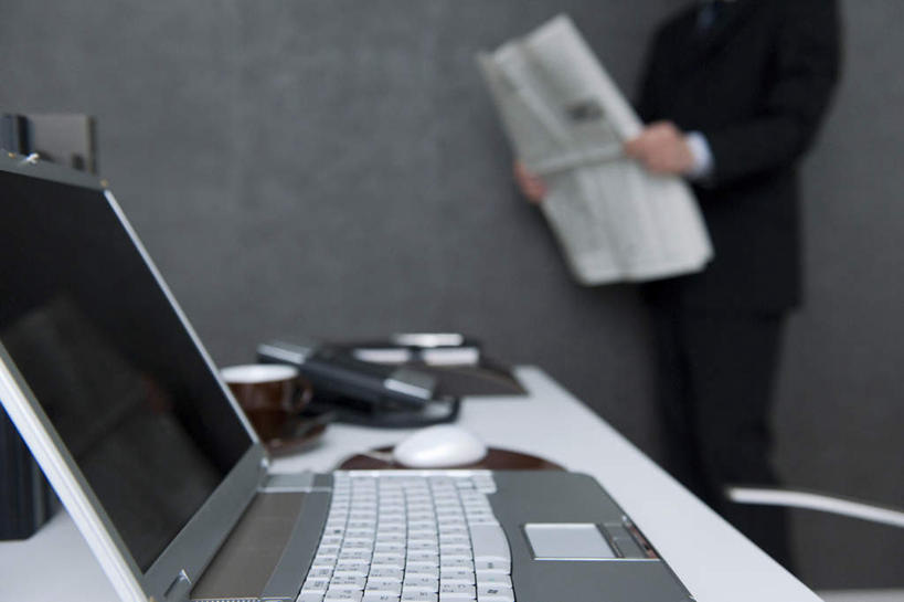 东方人,一个人,商务人士,商务女性,办公室,站,捧,摸,打电话,横图,室内,白天,侧面,电脑,笔记本电脑,桌子,报纸,杯子,餐具,电话,椅子,亚洲,仅一个年轻女性,仅一个女性,仅一个人,一张,抚摸,握,套装,网络,信息,瓷器,碟子,盘,办公桌,木椅,墙,咖啡杯,陶瓷制品,拿,拿着,注视,黄种人,通讯设备,墙壁,墙面,盘子,话筒,碟,观察,看,站着,电话线,握着,观看,新闻,察看,无线,关注,瓷杯,通信设备,商务装,无线网络,无线上网,便携式电脑,工薪阶层,交流,手提电脑,年轻女性,女人,女性,亚洲人,白领,上班族,电话机,触摸,端,端着,沟通,接触,捧着,手捧,通话,站立,半身,彩图,报刊