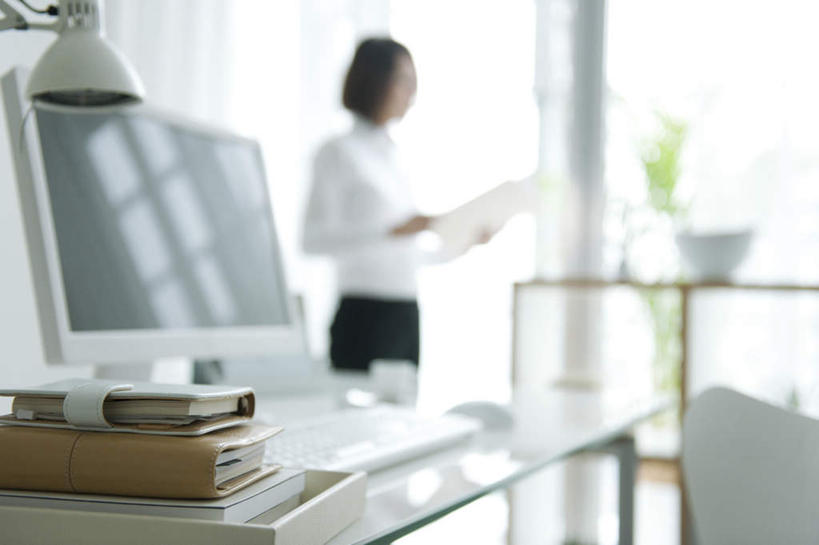 东方人,头发,一个人,客厅,站,捧,摸,横图,室内,白天,正面,电脑,笔记本电脑,植物,窗户,落地窗,椅子,亚洲,仅一个年轻女性,仅一个女性,仅一个人,抚摸,握,阴影,朦胧,模糊,光线,网络,笔,材料,档案,盆栽,文件,影子,木椅,墙,办公用品,记事本,盆景,拿,拿着,注视,黄种人,通讯设备,玻璃窗,墙壁,墙面,文具,绿色,黑色,阳光,自然,本子,笔记本,学习用品,资料,观察,看,站着,握着,生长,成长,观看,文具用品,察看,无线,起居室,关注,文档,通信设备,无线网络,无线上网,便携式电脑,手提电脑,年轻女性,女人,女性,亚洲人,触摸,端,端着,接触,捧着,手捧,站立,半身,彩图