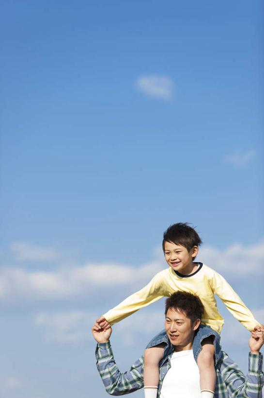 东方人,儿童,头发,两个人,家庭,父亲,儿子,站,走,举,伸展双臂,笑,微笑,露齿笑,竖图,室外,白天,正面,旅游,度假,纯洁,亚洲,阴影,服装,光线,影子,云,云朵,云彩,注视,休闲装,黄种人,娱乐,小孩,骑,衣服,黄色,蓝色,黑色,白云,蓝天,天空,阳光,天,观察,看,扛,托,站着,享受,休闲,温暖,温馨,父子,一家人,休闲服,放松,父爱,可爱,童年,童趣,服饰,观看,和睦,察看,关注,童真,烂漫,无邪,扛在肩上,骑在肩上,天真,男孩,男人,男性,年轻男性,亚洲人,孩子,年轻人,步行,敞开双臂,举起,举手,举着,散步,伸开双臂,向上举,向上伸,向上托,展开双肩,站立,张开手臂,张开双臂,走路,半身,彩图,融洽,男生