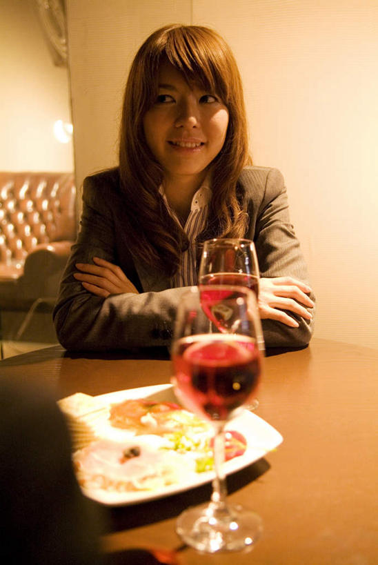 点心,东方人,背部,头发,两个人,商务人士,商务男性,商务女性,餐厅,坐,摸,竖图,室内,白天,正面,衬衫,杯子,亚洲,撑,抚摸,阴影,套装,反射,高脚杯,影子,墙,食品,甜点,甜品,领带,红酒杯,注视,黄种人,墙壁,墙面,玻璃制品,食物,糕点,两个,黑色,酒杯,甜食,观察,看,靠,靠着,倚靠,观看,察看,撑着,倚着,关注,商务装,工薪阶层,男人,男性,年轻男性,年轻女性,女人,女性,亚洲人,白领,上班族,玻璃杯,触摸,接触,坐着,半身,彩图,衬衣,餐馆,饭店,饭馆