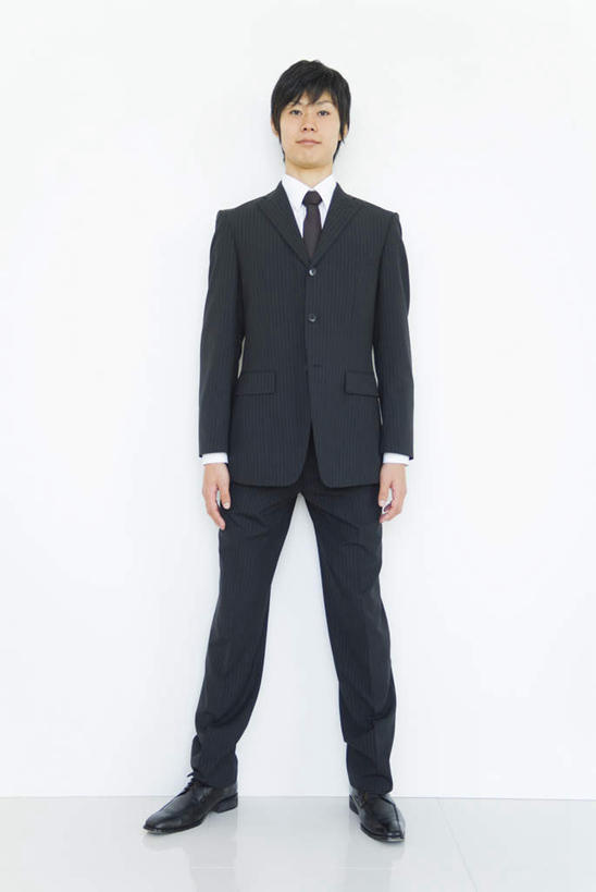 东方人,头发,一个人,商务人士,商务男性,站,笑,摸,微笑,露齿笑,竖图,室内,白天,白色背景,正面,衬衫,亚洲,仅一个男性,仅一个人,抚摸,套装,领带,注视,黄种人,仅一个年轻男性,黑色,观察,看,站着,摄影,影棚,观看,察看,关注,商务装,工薪阶层,男人,男性,年轻男性,亚洲人,白领,上班族,触摸,接触,站立,彩图,全身,影棚拍摄,衬衣,拍摄