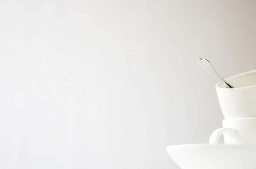 无人,横图,室内,白天,白色背景,正面,杯子,餐具,一堆,阴影,堆叠,堆积,光线,碟子,盘,影子,勺子,墙,墙壁,墙面,一个,阳光,盘子,水杯,调羹,碟,汤匙,碗,摄影,影棚,单个,堆,茶杯,彩图,影棚拍摄,拍摄