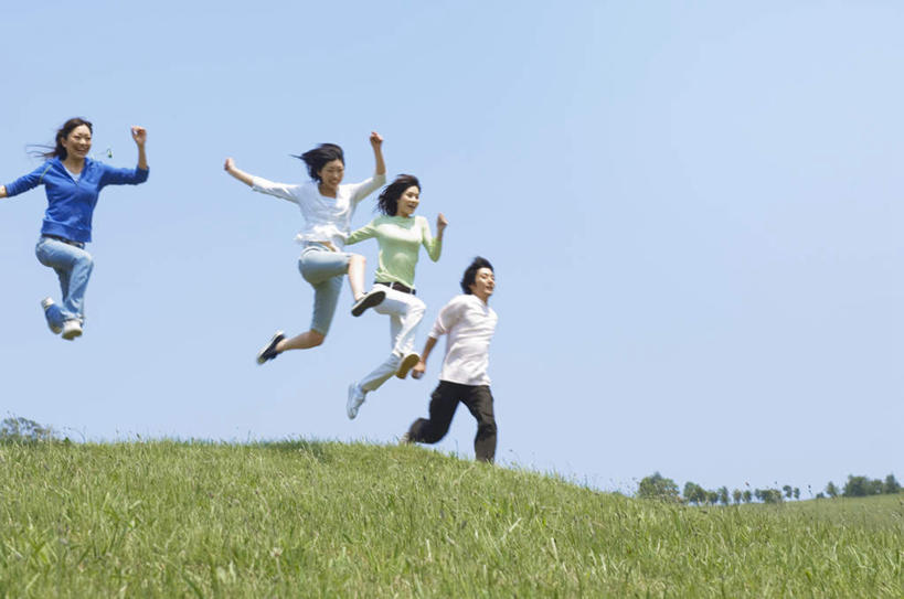 东方人,头发,四个人,同事,站,跳,伸展双臂,横图,室外,白天,正面,旅游,度假,游戏,成功,合作,团队,集体,信心,草地,草坪,植物,亚洲,阴影,服装,光线,影子,半空,玩,休闲装,黄种人,娱乐,队伍,草,树,树木,衣服,蓝色,绿色,白色,黑色,蓝天,天空,阳光,自然,天,站着,享受,休闲,休闲服,放松,服饰,生长,晴朗,成长,活动,领导,成就,发泄,消遣,智力,合伙,领袖,万里无云,宣泄,男人,男性,年轻男性,年轻女性,女人,女性,亚洲人,晴空,晴空万里,敞开双臂,伸开双臂,跳跃,玩耍,嬉戏,展开双肩,站立,张开手臂,张开双臂,彩图,全身