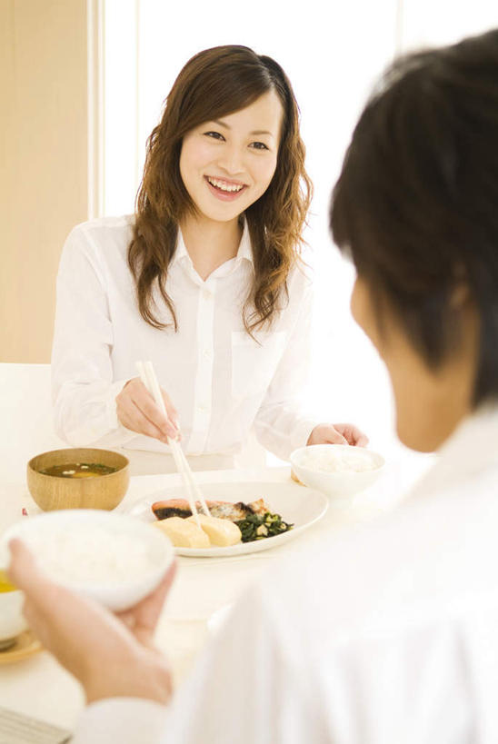 米饭,东方人,背部,头发,两个人,家庭,夫妻,客厅,坐,笑,微笑,露齿笑,竖图,室内,白天,正面,爱情,烹饪,窗户,落地窗,桌子,蔬菜,餐具,亚洲,阴影,服装,新鲜,光线,碟子,盘,影子,办公桌,墙,肉,日本料理,料理,食品,饭,浪漫,注视,休闲装,黄种人,菜肴,美食,肉类,玻璃窗,相视,墙壁,墙面,食物,衣服,白色,黑色,阳光,盘子,碟,碗,日式料理,观察,看,休闲,日式,温暖,温馨,一家人,面对面,休闲服,恩爱,恋人,服饰,佳肴,有机食品,绿色食品,观看,对视,五谷,和睦,察看,起居室,关注,相对,肉食,相看,男人,男性,年轻男性,年轻女性,女人,女性,亚洲人,夫妇,情侣,进餐用具,烹调用具,坐着,半身,彩图,伴侣,融洽