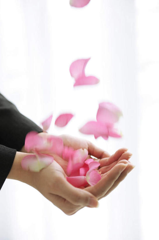 东方人,手,一个人,捧,竖图,室内,白天,正面,爱情,幸福,纯洁,热情,玫瑰,亚洲,仅一个年轻女性,仅一个女性,仅一个人,一堆,许多,握,阴影,堆叠,堆积,朦胧,模糊,漂浮,光线,影子,墙,玫瑰花,浪漫,拿,拿着,黄种人,墙壁,墙面,阳光,温暖,温馨,手部,恩爱,握着,堆,和睦,感动,尊敬,天真,刺玫花,徘徊花,年轻女性,女人,女性,亚洲人,端,端着,捧着,手捧,半身,彩图,融洽