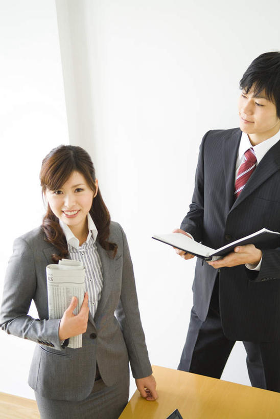 东方人,头发,两个人,伙伴,朋友,商务人士,商务男性,商务女性,办公室,站,捧,笑,摸,微笑,露齿笑,竖图,俯视,室内,白天,衬衫,友谊,窗户,落地窗,桌子,亚洲,抚摸,握,阴影,套装,光线,材料,档案,文件,影子,办公桌,墙,领带,拿,拿着,注视,黄种人,玻璃窗,墙壁,墙面,黑色,阳光,资料,观察,看,站着,握着,观看,察看,关注,文档,商务装,工薪阶层,友情,男人,男性,年轻男性,年轻女性,女人,女性,亚洲人,白领,上班族,触摸,端,端着,接触,捧着,手捧,抬头,仰头,站立,半身,彩图,高角度拍摄,衬衣