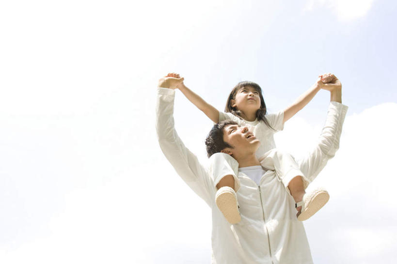 东方人,儿童,头发,两个人,家庭,父亲,女儿,站,举,伸展双臂,笑,微笑,露齿笑,横图,室外,白天,仰视,旅游,度假,纯洁,亚洲,阴影,服装,光线,影子,云,云朵,云彩,注视,休闲装,黄种人,娱乐,小孩,骑,衣服,蓝色,白色,黑色,白云,蓝天,天空,阳光,天,观察,看,扛,托,站着,享受,休闲,温暖,温馨,父女,一家人,休闲服,放松,父爱,可爱,童年,童趣,服饰,观看,和睦,察看,关注,童真,烂漫,无邪,扛在肩上,骑在肩上,天真,男人,男性,年轻男性,女孩,亚洲人,孩子,年轻人,敞开双臂,举起,举手,举着,伸开双臂,抬头,向上举,向上伸,向上托,仰头,展开双肩,站立,张开手臂,张开双臂,半身,彩图,低角度拍摄,融洽,女生
