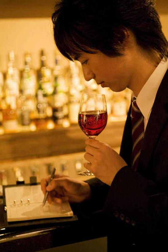 红酒,葡萄酒,东方人,头发,一个人,商务人士,商务男性,餐厅,站,捧,笑,摸,微笑,露齿笑,竖图,俯视,室内,白天,衬衫,杯子,亚洲,仅一个男性,仅一个人,一排,一张,许多,抚摸,握,套装,整齐,笔,高脚杯,办公用品,领带,红酒杯,酒类,一杯,拿,拿着,注视,黄种人,玻璃制品,菜单,酒,文具,饮料,排列,仅一个年轻男性,黑色,酒杯,学习用品,低头,观察,看,站着,红葡萄酒,握着,观看,文具用品,察看,队列,关注,商务装,工薪阶层,男人,男性,年轻男性,亚洲人,白领,上班族,玻璃杯,触摸,端,端着,接触,捧着,手捧,站立,半身,彩图,高角度拍摄,衬衣,餐馆,饭店,饭馆