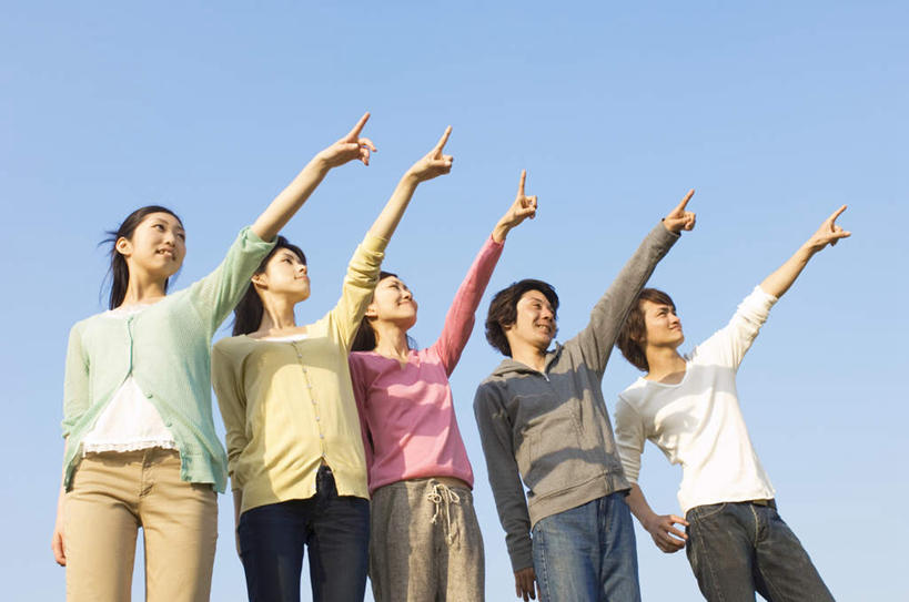 东方人,头发,站,举,笑,微笑,露齿笑,横图,室外,白天,仰视,旅游,度假,成功,合作,团队,集体,信心,亚洲,五个人,一排,指,阴影,服装,整齐,光线,影子,许多人,注视,休闲装,黄种人,方向,娱乐,队伍,排列,衣服,粉色,黄色,蓝色,绿色,白色,黑色,蓝天,天空,阳光,天,观察,看,手势,托,站着,一群人,享受,休闲,休闲服,放松,服饰,晴朗,观看,察看,指向,食指,成就,队列,关注,合伙,万里无云,男人,男性,年轻男性,年轻女性,女人,女性,亚洲人,晴空,晴空万里,举起,举手,举着,抬头,向上举,向上伸,向上托,仰头,站立,半身,彩图,低角度拍摄