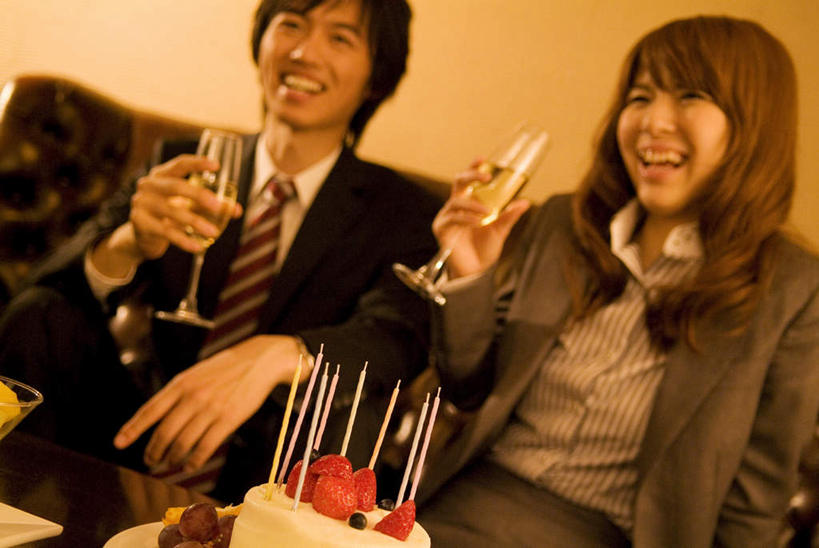 点心,红酒,葡萄酒,东方人,两个人,伙伴,朋友,商务人士,商务男性,商务女性,餐厅,坐,举,笑,摸,微笑,露齿笑,横图,室内,白天,正面,衬衫,友谊,沙发,草莓,浆果,杯子,蜡烛,水果,亚洲,一块,抚摸,喝,握,套装,新鲜,高脚杯,火焰,烛光,墙,生食,食品,果实,领带,红酒杯,白葡萄酒,酒类,燃烧,拿,拿着,注视,黄种人,文化,墙壁,墙面,玻璃制品,酒,食物,糕点,饮料,两个,红色,酒杯,生日蛋糕,点燃,观察,看,靠,靠着,祈祷,托,倚靠,握着,许愿,有机食品,绿色食品,观看,纪念,祈求,察看,倚着,关注,商务装,布艺沙发,工薪阶层,平安,友情,男人,男性,年轻男性,年轻女性,女人,女性,亚洲人,白领,上班族,玻璃杯,洋莓,水果皇后,红莓,地莓,触摸,接触,举起,举手,举着,向上举,向上伸,向上托,坐着,半身,彩图,衬衣,餐馆,饭店,饭馆,蛋糕