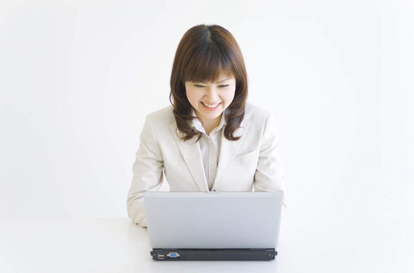 东方人,头发,一个人,商务人士,商务女性,坐,笑,摸,微笑,露齿笑,横图,室内,白天,白色背景,正面,衬衫,电脑,笔记本电脑,桌子,亚洲,仅一个年轻女性,仅一个女性,仅一个人,抚摸,敲打,套装,网络,办公桌,注视,黄种人,输入,通讯设备,白色,黑色,打字,低头,观察,看,摄影,影棚,观看,点击,敲击,察看,无线,关注,通信设备,商务装,无线网络,无线上网,便携式电脑,工薪阶层,按键,手提电脑,年轻女性,女人,女性,亚洲人,长发,白领,上班族,触摸,接触,坐着,半身,彩图,影棚拍摄,衬衣,拍摄