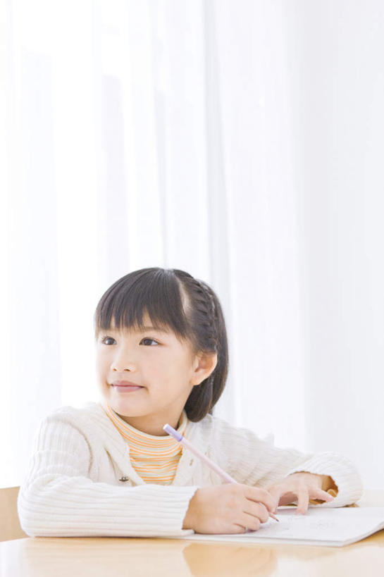 东方人,儿童,头发,一个人,坐,笑,微笑,露齿笑,竖图,室内,白天,正面,纯洁,窗户,落地窗,桌子,椅子,亚洲,仅一个女性,仅一个人,写,阴影,服装,光线,笔,影子,办公桌,木椅,墙,办公用品,记事本,扭头,注视,休闲装,黄种人,玻璃窗,墙壁,墙面,文具,小孩,衣服,白色,黑色,阳光,本子,笔记本,学习用品,观察,记录,看,转头,仅一个小孩,休闲,休闲服,可爱,童年,童趣,服饰,观看,文具用品,察看,关注,童真,烂漫,无邪,天真,女孩,女人,女性,亚洲人,孩子,长发,坐着,半身,彩图,女生