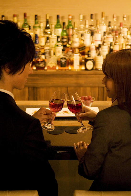 点心,红酒,葡萄酒,东方人,头发,两个人,伙伴,朋友,商务人士,商务男性,商务女性,餐厅,坐,摸,竖图,室内,白天,衬衫,下午茶,友谊,餐桌,桌子,杯子,餐具,亚洲,一块,许多,抚摸,套装,庆祝,碟子,高脚杯,盘,食品,领带,红酒杯,酒类,两杯,黄种人,玻璃制品,酒,酒瓶,食物,糕点,饮料,背面,黑色,盘子,玻璃瓶,酒杯,瓶子,碟,碗,干杯,靠,靠着,碰杯,倚靠,红葡萄酒,交际,友好,餐台,庆贺,倚着,礼仪,商务装,敬酒,工薪阶层,劝酒,友情,男人,男性,年轻男性,年轻女性,女人,女性,亚洲人,白领,上班族,玻璃杯,进餐用具,烹调用具,触摸,接触,坐着,半身,彩图,衬衣,餐馆,饭店,饭馆,蛋糕