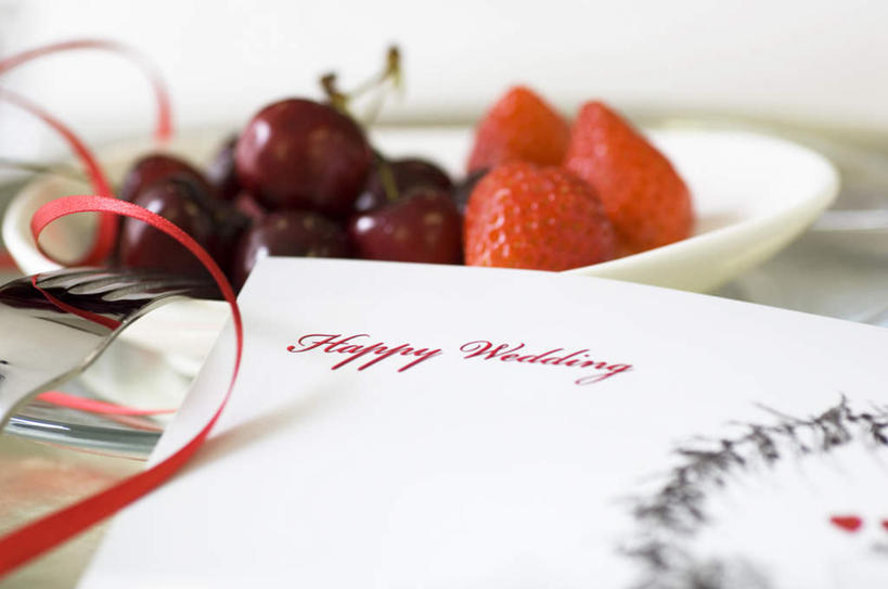 无人,横图,室内,特写,白天,正面,桌面,草莓,浆果,葡萄,餐具,水果,一堆,一张,许多,阴影,堆叠,堆积,朦胧,模糊,新鲜,装饰,光线,碟子,盘,影子,生食,食品,果实,贺卡,食物,红色,紫色,阳光,盘子,彩带,卡片,碟,有机食品,绿色食品,堆,华丽,修饰,点缀,衬托,美观,雅致,雅观,洋莓,水果皇后,山葫芦,蒲桃,红莓,地莓,草龙珠,彩图