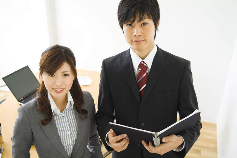 东方人,头发,两个人,伙伴,朋友,商务人士,商务男性,商务女性,办公室,站,捧,笑,摸,微笑,露齿笑,横图,俯视,室内,白天,衬衫,友谊,电脑,笔记本电脑,窗户,落地窗,桌子,亚洲,抚摸,握,阴影,套装,光线,网络,影子,办公桌,墙,领带,拿,拿着,注视,黄种人,通讯设备,玻璃窗,墙壁,墙面,黑色,阳光,观察,看,站着,握着,观看,察看,无线,关注,通信设备,商务装,无线网络,无线上网,便携式电脑,工薪阶层,友情,手提电脑,男人,男性,年轻男性,年轻女性,女人,女性,亚洲人,长发,白领,上班族,触摸,端,端着,接触,捧着,手捧,抬头,仰头,站立,半身,彩图,高角度拍摄,衬衣