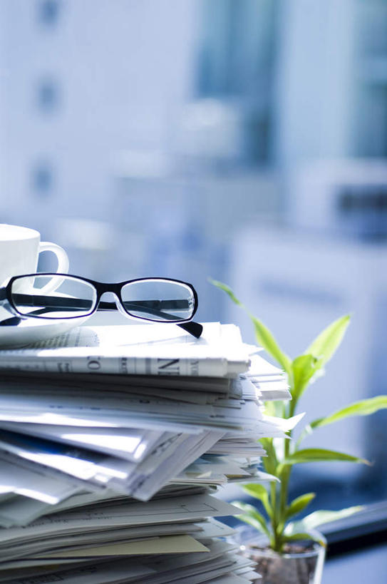 无人,高楼大厦,竖图,俯视,室内,特写,白天,植物,窗户,大厦,建筑,摩天大楼,报纸,书籍,一堆,一副,许多,阴影,堆叠,堆积,朦胧,模糊,光线,信息,盆栽,眼镜,影子,盆景,玻璃窗,绿色,阳光,自然,生长,成长,堆,新闻,近视眼镜,书,图书,彩图,高角度拍摄,大楼,高层建筑,高楼,摩天楼,报刊