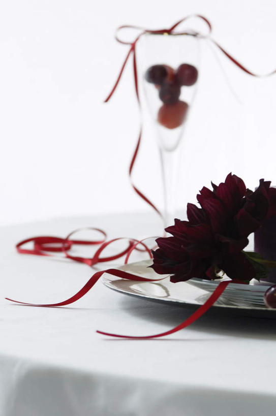 无人,竖图,室内,特写,白天,白色背景,正面,桌面,葡萄,餐具,水果,金属制品,阴影,新鲜,盛开,光线,金属,叉子,碟子,盘,影子,生食,食品,大丽花,果实,花蕾,花,花瓣,花朵,鲜花,食物,三个,一朵,红色,紫色,阳光,盘子,碟,花苞,花蕊,菊花,摄影,有机食品,绿色食品,影棚,大理花,大丽菊,富丽,大方,山葫芦,蒲桃,草龙珠,彩图,影棚拍摄,拍摄