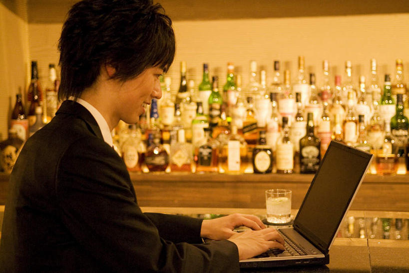 东方人,头发,一个人,商务人士,商务男性,餐厅,坐,笑,摸,微笑,露齿笑,横图,室内,白天,侧面,衬衫,电脑,笔记本电脑,餐桌,桌子,杯子,亚洲,仅一个男性,仅一个人,许多,抚摸,敲打,套装,网络,墙,领带,注视,黄种人,输入,通讯设备,墙壁,墙面,玻璃制品,酒瓶,仅一个年轻男性,黑色,玻璃瓶,瓶子,水杯,打字,低头,观察,看,餐台,观看,点击,敲击,察看,无线,关注,通信设备,商务装,无线网络,无线上网,便携式电脑,工薪阶层,按键,手提电脑,男人,男性,年轻男性,亚洲人,白领,上班族,茶杯,触摸,接触,坐着,半身,彩图,衬衣,餐馆,饭店,饭馆