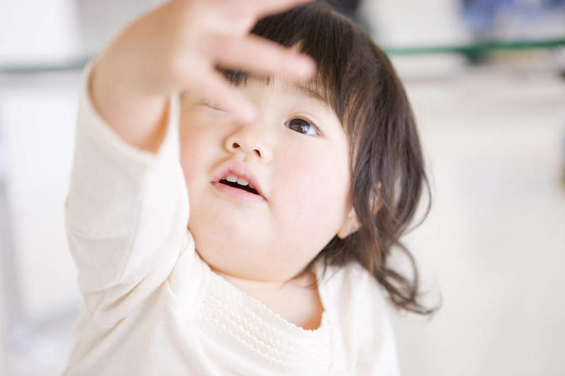 东方人,儿童,头发,一个人,站,举,笑,微笑,露齿笑,横图,俯视,室内,白天,纯洁,亚洲,仅一个女性,仅一个人,阴影,服装,朦胧,模糊,光线,瓷砖,地砖,影子,地面,注视,休闲装,黄种人,小孩,衣服,白色,黑色,阳光,观察,看,托,站着,仅一个小孩,休闲,休闲服,可爱,童年,童趣,服饰,观看,察看,关注,童真,烂漫,无邪,天真,女孩,女人,女性,亚洲人,孩子,长发,举起,举手,举着,抬头,向上举,向上伸,向上托,仰头,站立,半身,彩图,高角度拍摄,五指张开,女生