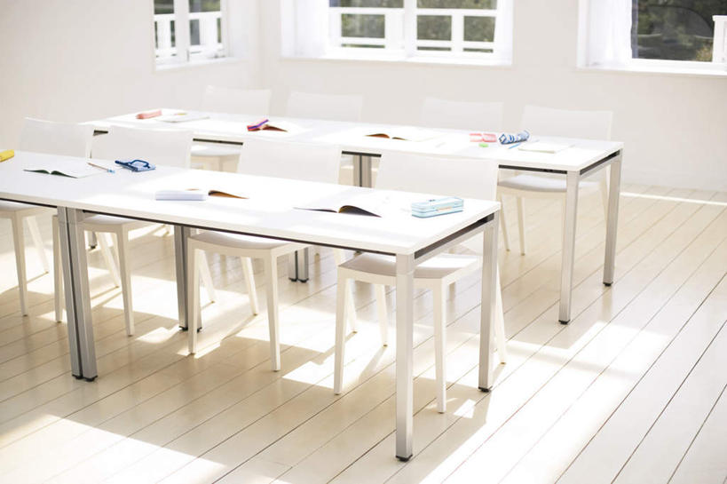 无人,横图,俯视,室内,白天,旅游,度假,植物,窗户,地板,桌子,许多,阴影,光线,笔,方格,影子,墙,办公用品,记事本,地面,娱乐,书桌,木地板,玻璃窗,墙壁,墙面,文具,树,树木,绿色,阳光,自然,本子,笔记本,课桌,学习用品,享受,休闲,放松,生长,成长,文具用品,彩图,高角度拍摄