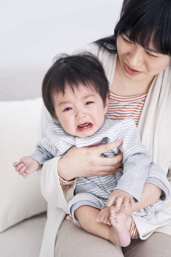 东方人,儿童,头发,两个人,家庭,母亲,女儿,客厅,坐,抱,哭,竖图,俯视,室内,白天,纯洁,靠垫,沙发,亚洲,服装,墙,靠枕,依偎,注视,休闲装,黄种人,墙壁,墙面,小孩,衣服,蓝色,黑色,垫子,枕头,观察,看,靠,靠着,倚靠,张嘴,休闲,温暖,温馨,母女,一家人,休闲服,可爱,母爱,童年,童趣,服饰,抱着,观看,和睦,察看,起居室,搂着,倚着,关注,张大嘴巴,布艺沙发,童真,烂漫,无邪,依附,依赖,投靠,天真,年轻女性,女孩,女人,女性,亚洲人,孩子,年轻人,长发,张开嘴,怀抱,搂,搂抱,相抱,拥抱,坐着,半身,彩图,高角度拍摄,哭泣,哭啼,融洽,女生