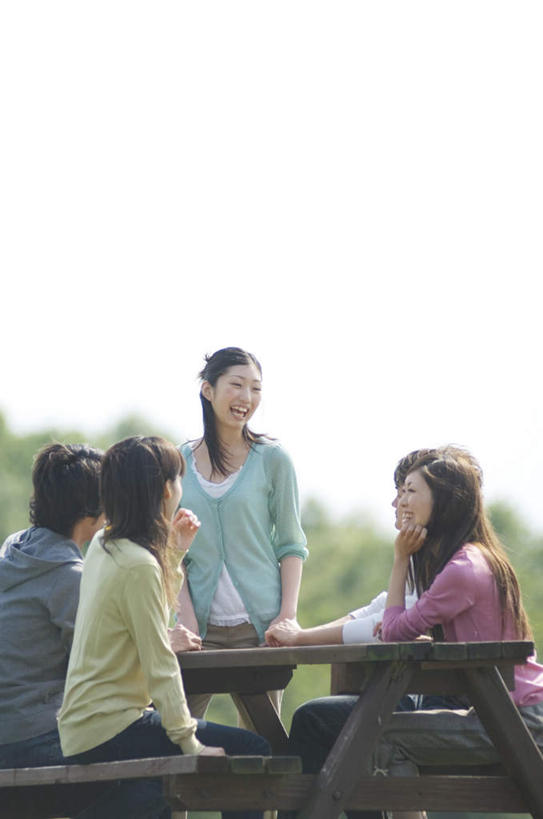 东方人,头发,四个人,站,坐,笑,微笑,露齿笑,竖图,室外,白天,正面,旅游,度假,成功,合作,团队,集体,信心,草地,草坪,植物,餐桌,桌子,椅子,亚洲,撑,阴影,服装,朦胧,模糊,光线,影子,木椅,云,云朵,云彩,托腮,注视,休闲装,黄种人,娱乐,队伍,相视,草,树,树木,衣服,粉色,蓝色,绿色,黑色,白云,蓝天,天空,阳光,自然,天,观察,看,托,站着,享受,休闲,面对面,休闲服,放松,服饰,生长,成长,餐台,观看,对视,察看,成就,关注,托下巴,相对,合伙,相看,男人,男性,年轻男性,年轻女性,女人,女性,亚洲人,长发,站立,坐着,半身,彩图