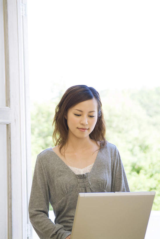 东方人,头发,一个人,坐,笑,摸,微笑,露齿笑,竖图,室外,白天,正面,电脑,笔记本电脑,植物,窗户,落地窗,亚洲,仅一个年轻女性,仅一个女性,仅一个人,抚摸,敲打,阴影,服装,光线,网络,影子,注视,休闲装,黄种人,输入,通讯设备,玻璃窗,树,树木,衣服,蓝色,绿色,黑色,灰色,蓝天,天空,阳光,自然,天,打字,观察,看,休闲,休闲服,服饰,生长,成长,观看,点击,敲击,察看,无线,关注,通信设备,无线网络,无线上网,便携式电脑,按键,手提电脑,年轻女性,女人,女性,亚洲人,长发,触摸,接触,坐着,半身,彩图