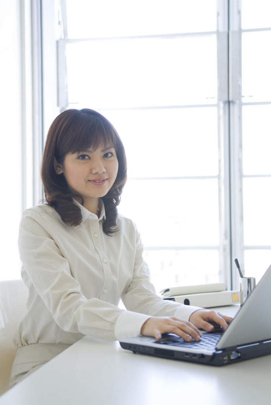 东方人,头发,一个人,坐,笑,摸,微笑,露齿笑,竖图,室内,白天,侧面,电脑,笔记本电脑,窗户,落地窗,桌子,亚洲,仅一个年轻女性,仅一个女性,仅一个人,抚摸,敲打,阴影,服装,光线,网络,影子,办公桌,墙,注视,休闲装,黄种人,输入,通讯设备,玻璃窗,墙壁,墙面,衣服,白色,黑色,阳光,打字,低头,观察,看,休闲,休闲服,服饰,观看,点击,敲击,察看,无线,关注,通信设备,无线网络,无线上网,便携式电脑,按键,手提电脑,年轻女性,女人,女性,亚洲人,触摸,接触,坐着,半身,彩图