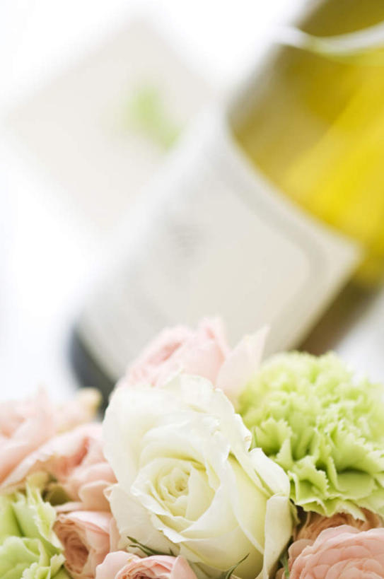 葡萄酒,无人,竖图,俯视,室内,特写,白天,爱情,奢侈,快乐,幸福,纯洁,热情,桌面,玫瑰,阴影,朦胧,模糊,盛开,光线,影子,玫瑰花,浪漫,花蕾,酒,花,花瓣,花朵,鲜花,饮料,粉色,白色,阳光,香槟,花苞,花蕊,温暖,温馨,恩爱,诱惑,和睦,一瓶,感动,尊敬,气泡酒,起泡酒,汽酒,天真,刺玫花,徘徊花,彩图,高角度拍摄,高兴,欢笑,融洽