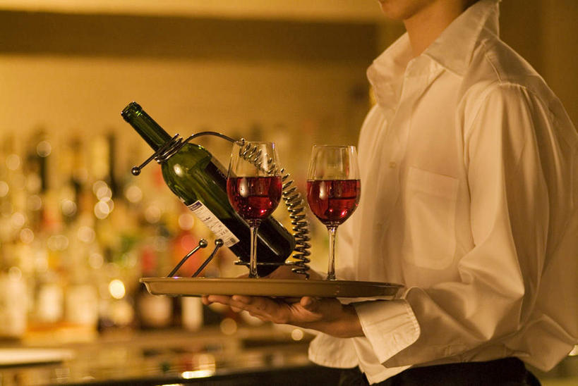 红酒,葡萄酒,东方人,一个人,服务员,餐厅,站,走,捧,摸,横图,室内,白天,侧面,衬衫,柜子,餐具,亚洲,仅一个男性,仅一个人,一排,许多,抚摸,握,朦胧,模糊,整齐,碟子,盘,酒类,两杯,拿,拿着,黄种人,玻璃制品,酒,酒瓶,饮料,排列,仅一个年轻男性,白色,盘子,玻璃瓶,瓶子,橱柜,碟,站着,红葡萄酒,握着,队列,男人,男性,年轻男性,亚洲人,服务生,侍者,步行,触摸,端,端着,接触,捧着,散步,手捧,站立,走路,半身,彩图,衬衣,餐馆,饭店,饭馆