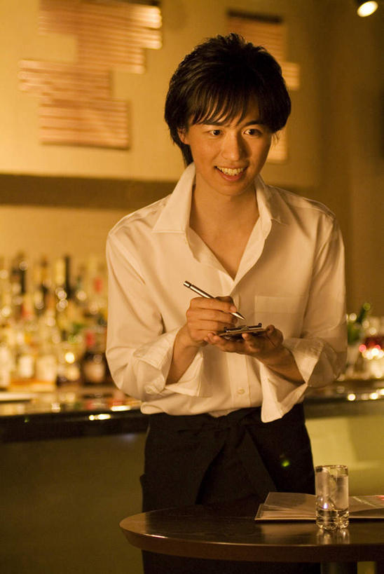 东方人,头发,一个人,服务员,餐厅,站,笑,微笑,露齿笑,竖图,室内,白天,正面,衬衫,餐桌,桌子,照明,亚洲,仅一个男性,仅一个人,一排,许多,握,写,整齐,笔,壁灯,罐子,墙,灯光,办公用品,记事本,拿,拿着,注视,黄种人,墙壁,墙面,玻璃制品,灯,文具,排列,仅一个年轻男性,黑色,本子,笔记本,玻璃瓶,彩带,瓶子,学习用品,灯具,观察,记录,看,站着,握着,餐台,观看,文具用品,照亮,察看,照明设备,队列,关注,男人,男性,年轻男性,亚洲人,服务生,侍者,站立,半身,彩图,衬衣,餐馆,饭店,饭馆