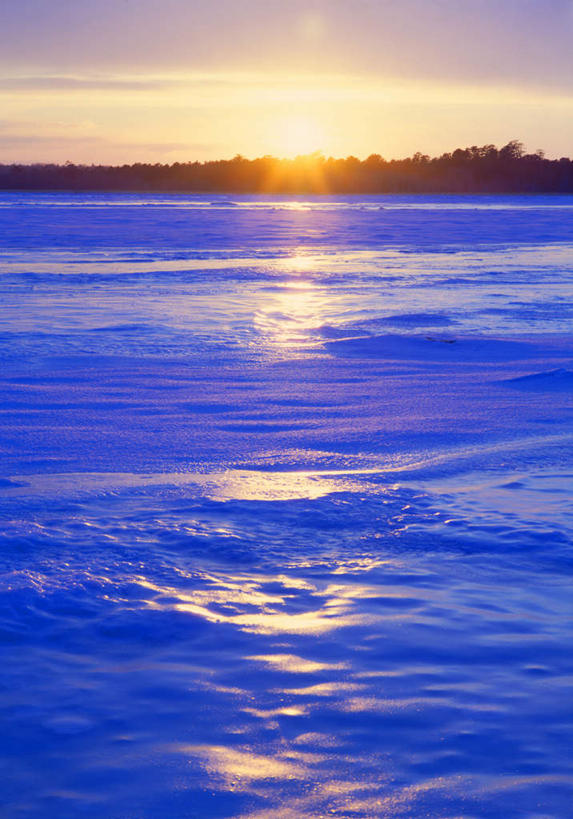 无人,竖图,室外,白天,正面,旅游,度假,草地,草坪,日出,海浪,海洋,美景,沙滩,太阳,植物,波纹,沙子,海岸,景观,浪花,云,云朵,朝霞,晨曦,黎明,沙地,云彩,娱乐,草,树,树木,蓝色,绿色,白云,蓝天,水纹,天空,阳光,自然,海水,波浪,天,享受,休闲,景色,放松,生长,成长,自然风光,海景,大海,风浪,海,海水的波动,海滩,近岸浪,涌浪,朝阳,彩图,破晓