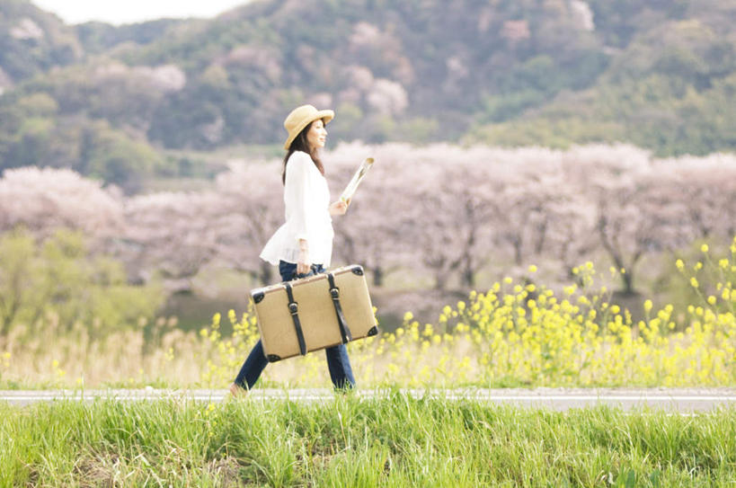 东方人,一个人,站,走,笑,微笑,露齿笑,横图,室外,白天,侧面,旅游,度假,草地,草坪,山,山脉,植物,道路,路,樱花,帽子,亚洲,仅一个年轻女性,仅一个女性,仅一个人,阴影,服装,盛开,光线,拉杆箱,旅行箱,影子,山峰,小路,交通,山峦,花蕾,拎,注视,休闲装,黄种人,娱乐,草,花,花瓣,花朵,鲜花,树,树木,衣服,粉色,黄色,蓝色,绿色,白色,蓝天,天空,阳光,自然,行李箱,遮阳帽,箱子,群山,天,花苞,花蕊,油菜花,观察,看,站着,享受,休闲,休闲服,放松,服饰,乡间小路,生长,成长,观看,出差,察看,关注,仙樱花,福岛樱,青肤樱,一顶,年轻女性,女人,女性,亚洲人,荆桃,步行,散步,站立,走路,彩图,全身,旅行,拎着