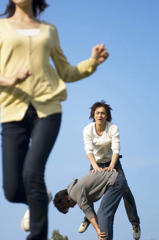 东方人,三个人,站,蹲,跑,笑,摸,微笑,露齿笑,竖图,室外,白天,正面,锻炼,旅游,度假,成功,运动,合作,团队,集体,信心,植物,亚洲,撑,抚摸,弯腰,阴影,服装,光线,影子,注视,休闲装,黄种人,娱乐,队伍,树,树木,衣服,蓝色,绿色,白色,蓝天,天空,阳光,自然,天,观察,看,站着,享受,休闲,休闲服,放松,服饰,生长,晴朗,成长,观看,察看,撑着,成就,关注,合伙,万里无云,弯身,体育,男人,男性,年轻男性,年轻女性,女人,女性,亚洲人,晴空,晴空万里,触摸,蹲着,接触,跑步,站立,半身,彩图,健身