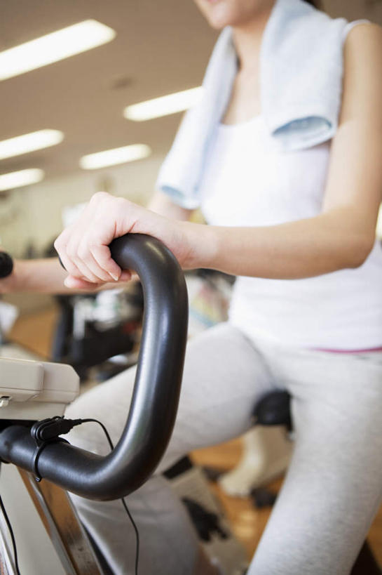 东方人,一个人,健身房,坐,竖图,室内,白天,侧面,锻炼,运动,自行车,照明,亚洲,仅一个年轻女性,仅一个女性,仅一个人,一排,一条,许多,握,服装,朦胧,模糊,整齐,壁灯,墙,灯光,休闲装,黄种人,娱乐,运动器械,踩,墙壁,墙面,脚踏车,灯,排列,衣服,白色,灯具,毛巾,踩着,享受,休闲,休闲服,健身器械,放松,握着,服饰,照亮,照明设备,队列,健身器材,室内运动,动感单车,动感自行车,年轻女性,女人,女性,亚洲人,坐着,半身,彩图,健身,健身馆,运动器材