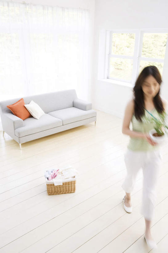 东方人,头发,一个人,站,走,捧,竖图,俯视,室内,白天,植物,窗户,地板,靠垫,落地窗,沙发,亚洲,仅一个年轻女性,仅一个女性,仅一个人,握,阴影,服装,光线,盆栽,影子,墙,靠枕,盆景,地面,拿,拿着,休闲装,黄种人,木地板,玻璃窗,墙壁,墙面,两个,衣服,红色,绿色,黑色,阳光,自然,垫子,枕头,站着,休闲,休闲服,握着,服饰,生长,成长,布艺沙发,年轻女性,女人,女性,亚洲人,长发,步行,端,端着,捧着,散步,手捧,站立,走路,彩图,高角度拍摄,全身