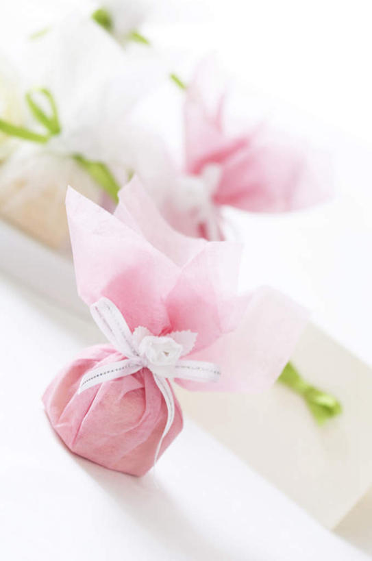 无人,竖图,俯视,室内,特写,白天,婚礼,快乐,桌面,礼盒,礼物,许多,阴影,朦胧,模糊,庆祝,装饰,光线,影子,纸盒,结婚,盒子,粉色,白色,阳光,包装盒,蝴蝶结,礼品盒,喜庆,礼品,纪念,华丽,修饰,点缀,衬托,美观,雅致,雅观,彩图,高角度拍摄,高兴